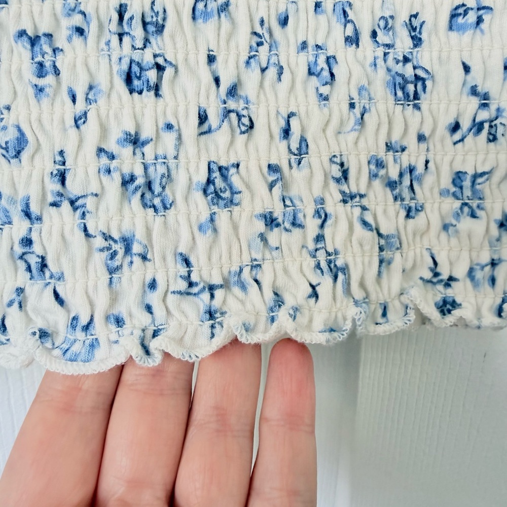 Hollister Cropped White Smocked Short Sleeve Top Blue Floral Summer Lettuce Hem - Picture 6 of 7